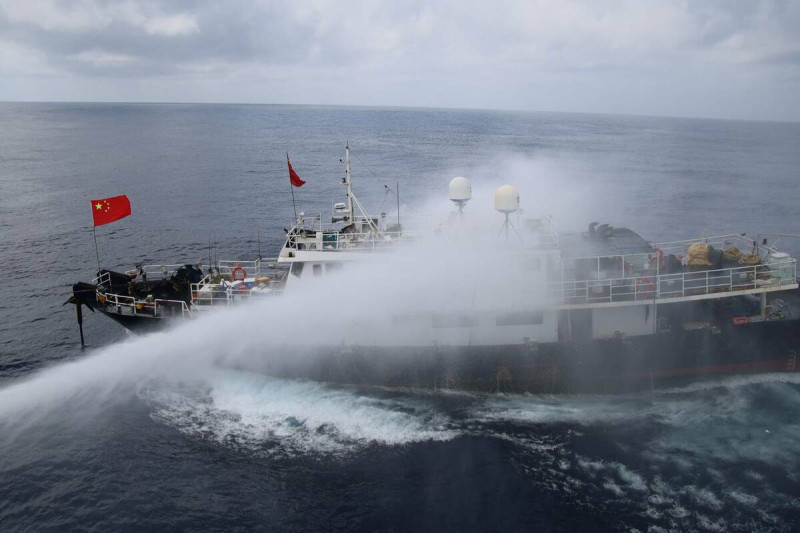 海巡署證實，台中艦3日在執行東沙海域巡弋任務時，發現「粵深汕漁11366」中國籍漁船違法進入我國東沙海域，台中艦立即以水砲強勢將「粵」船驅離出我國水域。   圖：海巡署提供