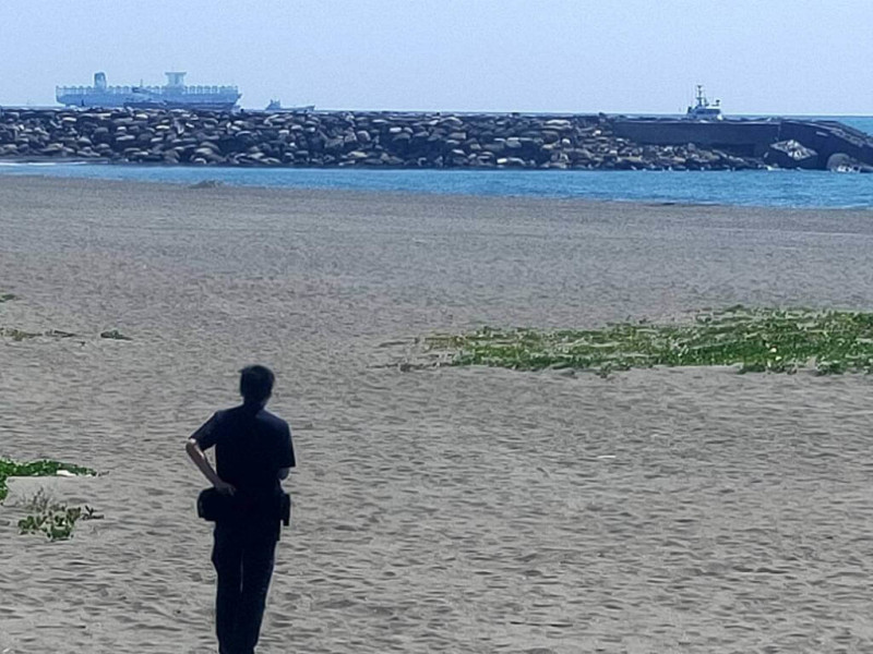 78歲蔡姓男子4日凌晨獨自到高雄市旗津區海岸釣魚，遲未返家且失去音訊，家屬報警求助；警方指出，目前尚未尋獲蔡男，初步研判蔡男可能意外落海，警消海巡等單位持續搜救中。（高雄市政府警察局鼓山分局提供）中央社記者張已亷傳真  114年5月5日   