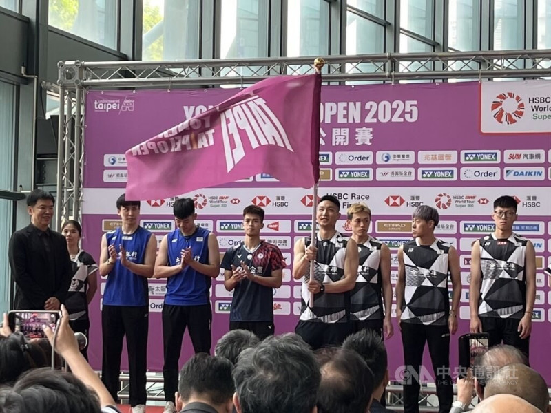 2025台北羽球公開賽6日將於台北小巨蛋開戰，中華民國羽球協會理事長張國祚（左1）5日授旗給羽球好手周天成（右4），並呼籲民眾到場為選手加油，助攻金牌留在台灣。中央社記者楊淑閔攝  114年5月5日   