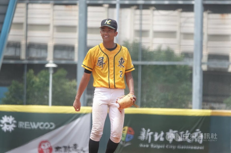 陽信銀行盃全國青少棒賽屏東縣5日敗部與南投縣交手，屏東縣詹玄自請扛先發投手重責，5.1局無失分、展現企圖心，率隊以5比1搶勝，保住生機。中央社記者謝靜雯攝 114年5月5日   