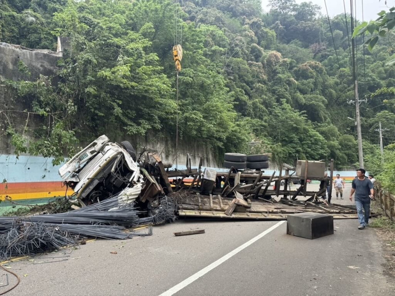 新竹縣竹東警分局5日表示，黏姓拖車駕駛因不熟路況受困寶山鄉1處道路動彈不得，吊車業者救援卻因脫鉤導致拖車翻落損毀，所幸無人傷亡，已於此路段擺放交通錐警示，提醒用路人。（讀者提供）中央社記者郭宣彣傳真 114年5月5日   