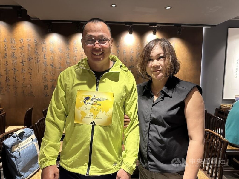 景美女中拔河金牌教練郭昇(左)2018年遭酒駕撞傷,一度被醫生宣布頸部以下全身癱瘓,他在妻子王柔鈞(右)鼓勵幫助下重新站起,4日還參加Wings for Life路跑,獻出公益活動處女秀。中央社記者黎建忠攝 114年5月5日