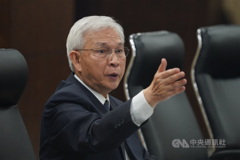 中央銀行總裁楊金龍5日親上火線說明匯率，喊話匯市不尋常狀況「到此為止」。   圖：中央社提供