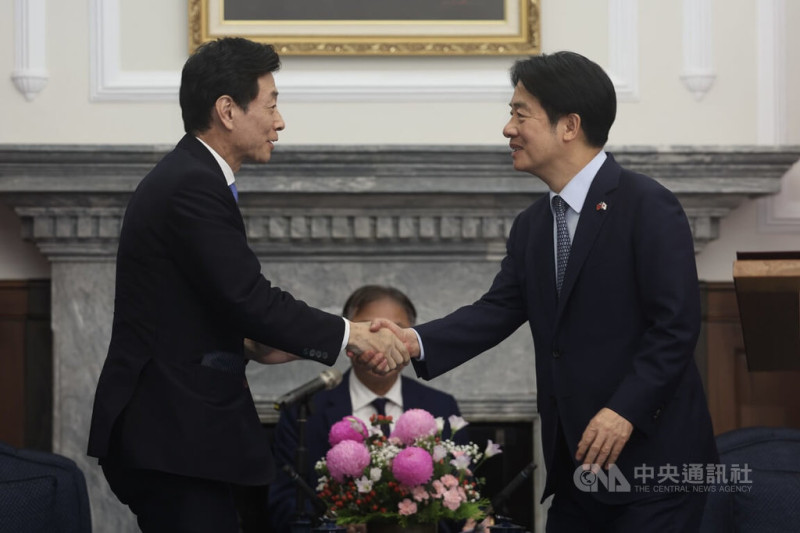 日本前經濟產業大臣、眾議員西村康稔（左）率團訪台，5日晉見總統賴清德（右），兩人握手致意。   圖：中央社提供