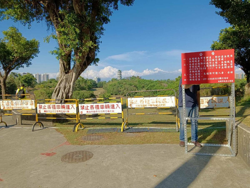 高市府以拒馬封鎖發球台。 圖:孫家銘/翻攝