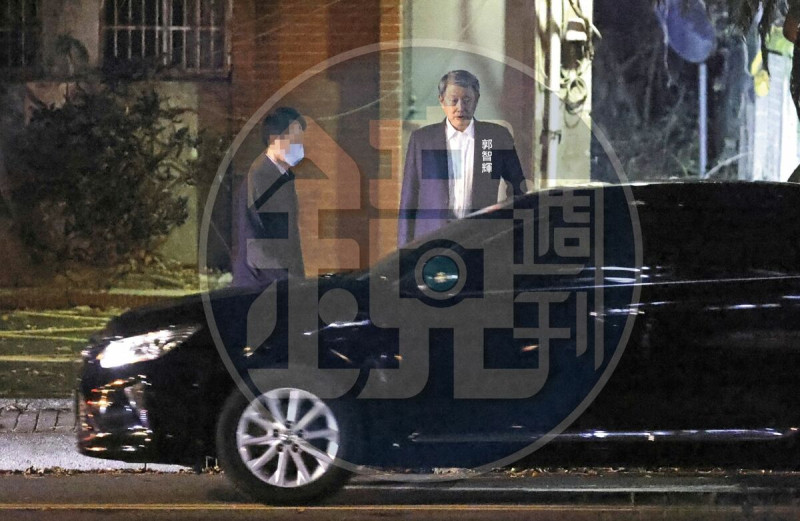 宴請AIT後，郭智輝晚間8點19分步出MD餐廳，搭車離去。   圖：鏡週刊提供