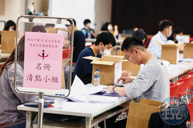 葉元之罷團5日送件，新北市選委會進行清點、初篩。   圖：鏡週刊提供