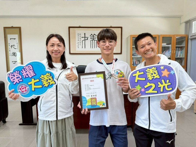 校長郭莉芳(左)與體育組長阮欣宜(右)與有榮焉。   圖：高雄市教育局/提供