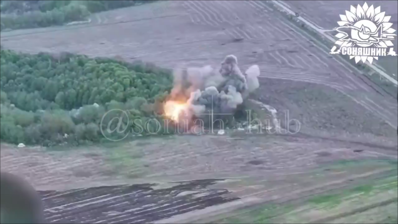 烏軍透過美援 GBU-39 精準導引炸彈對俄軍陣地與彈藥庫進行空襲,畫面顯示 MIG-29 戰機成功摧毀目標。 圖:翻攝自影片