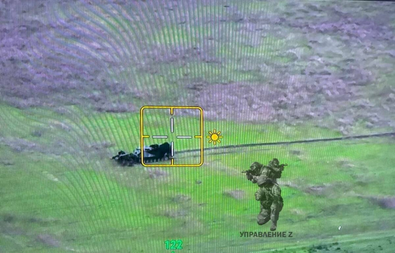 俄軍也試圖透過無人機攻擊烏軍掃雷裝備,宣稱已摧毀一架 UR-77 與一架 IMR 掃雷車。 圖:翻攝自X帳號@NOELreports 俄軍也試圖透過無人機攻擊烏軍掃雷裝備,宣稱已摧毀一架 UR-77 與一架 IMR 掃雷車。 圖:翻攝自X帳號@NOELreports