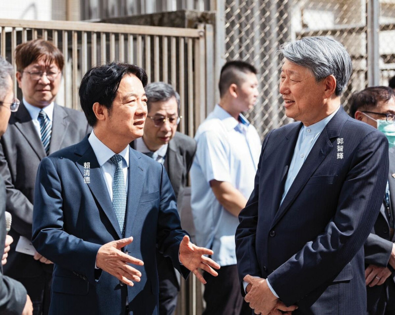 郭智輝隨賴清德政府上任後風波不斷，一再爆出失言等爭議。圖為2人去年10月參訪林口長庚畫面。（總統府提供）   
