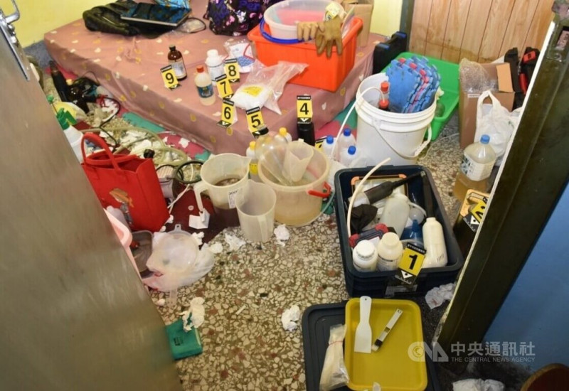 楊姓男子找來同夥組成製毒集團，收購逾2萬顆感冒藥，在台中與苗栗地區租屋煉製成第二級毒品安非他命，刑事警察局中部打擊犯罪中心於民國113年6月間前往查緝，查獲毒品與製毒器具。（翻攝照片）中央社記者蘇木春傳真  114年5月6日   