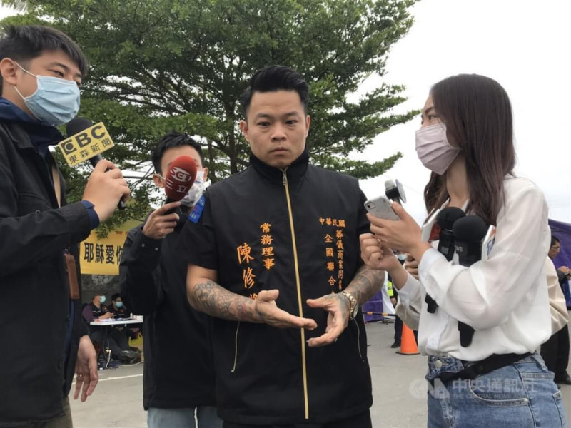 前「76行者遺體修復團隊」召集人陳修將（中）。（中央社檔案照片）   