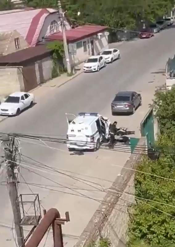 俄羅斯達吉斯坦共和國首府馬哈奇卡拉最近發生槍擊事件,導致警察 2 死 2 傷,2 名襲擊者已被擊斃。 圖:翻攝自 NEXTA X 帳號
