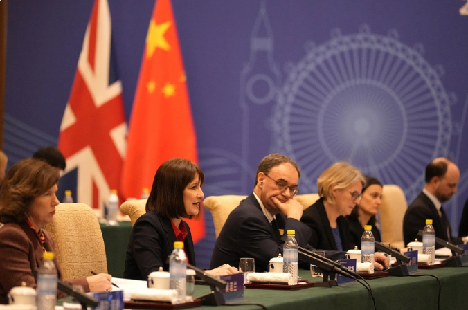 1月11日,北京,英國財政大臣蕾切爾·里夫斯在第十一次中英經濟財金對話上發言。 圖:翻攝自環球網 1月11日,北京,英國財政大臣蕾切爾·里夫斯在第十一次中英經濟財金對話上發言。 圖:翻攝自環球網