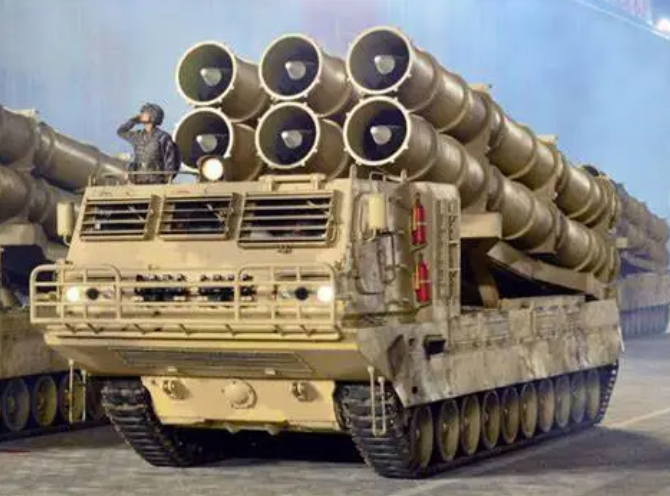 KN-25 火箭炮搭載 600 毫米導引火箭彈,射程可達380公里,能精確打擊南韓境內重要軍事與基礎設施目標,甚至涵蓋駐韓美軍基地。 圖:翻攝自寰球戰略解讀 KN-25 火箭炮搭載 600 毫米導引火箭彈,射程可達380公里,能精確打擊南韓境內重要軍事與基礎設施目標,甚至涵蓋駐韓美軍基地。 圖:翻攝自寰球戰略解讀