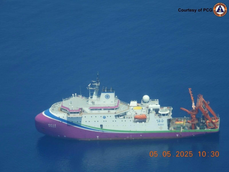 菲律賓海岸防衛隊宣稱派出一機一艦，驅離非法進入菲律賓專屬經濟區（EEZ）的中國科研船「探索三號」。   圖：翻攝「X」@jaytaryela
