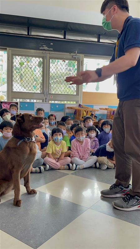 還可以客製化宣導活動,以多元教育方式,培養學生尊重生命。 圖:台灣攜旺浪犬教育協會/提供