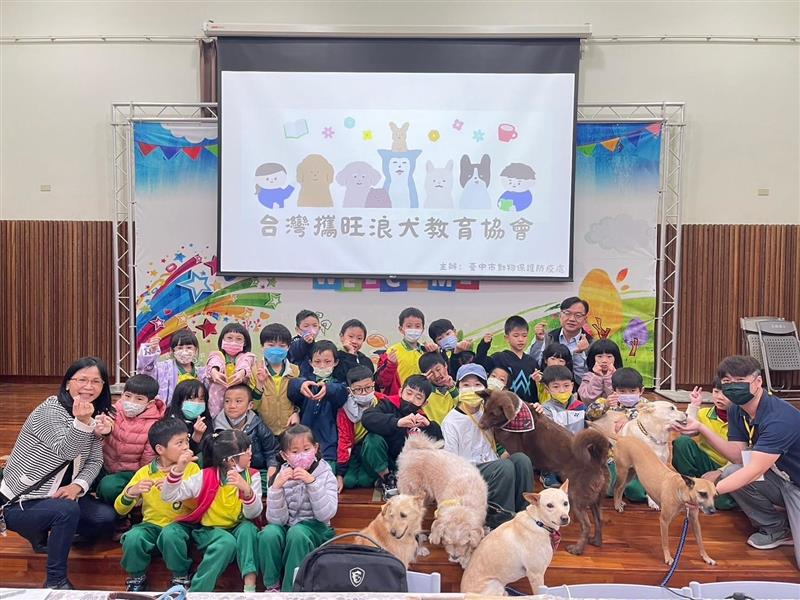 台灣攜旺浪犬教育協會與學生合照。 圖:台灣攜旺浪犬教育協會/提供