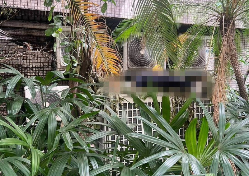 台北市立聯合醫院忠孝院區保全6日發現有人倒臥在室外冷氣主機上，警方獲報到場查看，該名男子已明顯死亡，經調查確認非忠孝院區員工及病人。（翻攝照片）中央社記者黃麗芸傳真  114年5月6日   