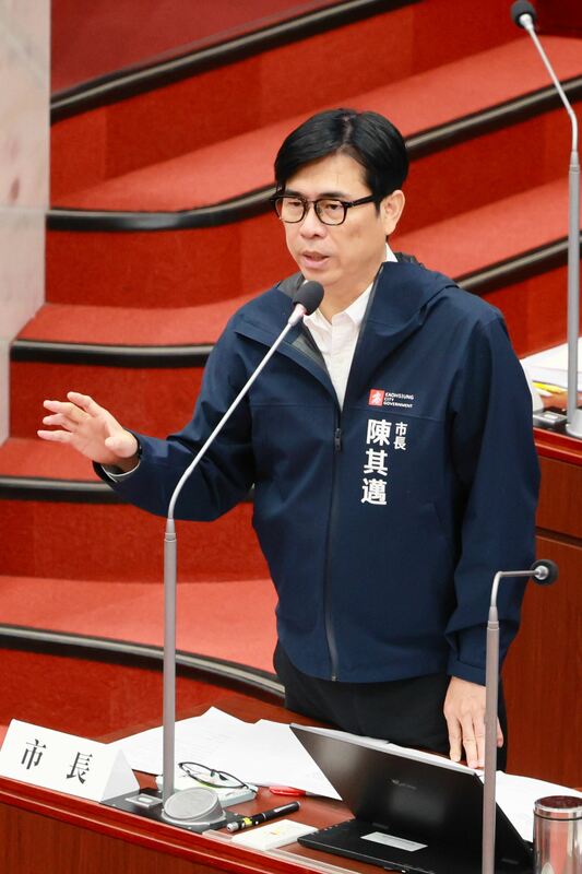 陳其邁今日率市府團隊赴議會市政總質詢時答詢表示，針對高鐵高雄站地下聯通道，會將相關規劃納入都更案之建設計畫中，預留設施空間，並配合未來都市計畫變更，提升整體交通機能。.   圖：高雄市政府提供