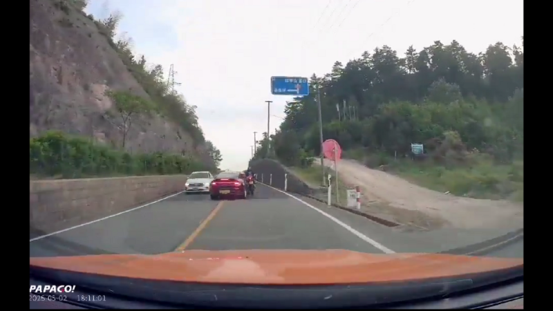該男子竟於 2025 年 5 月 5 日再度駕車在寧波四明山逆行飆車,導致另一名摩托車騎士重傷。 圖:翻攝自影片 該男子竟於 2025 年 5 月 5 日再度駕車在寧波四明山逆行飆車,導致另一名摩托車騎士重傷。 圖:翻攝自影片