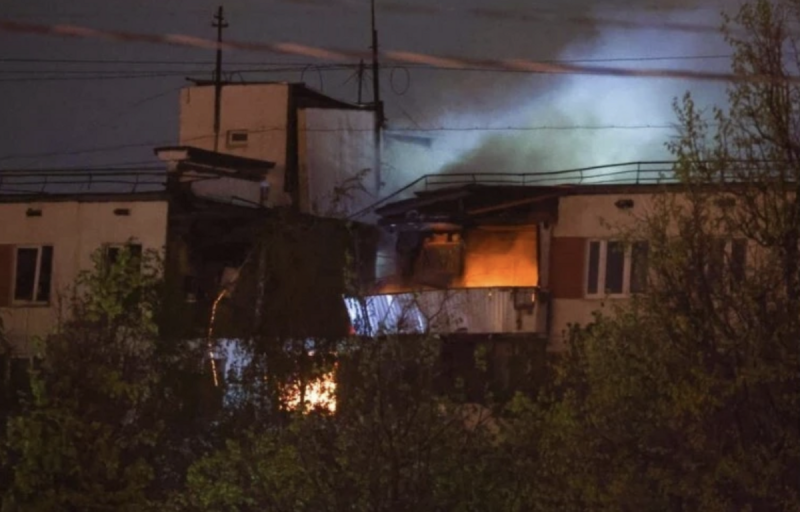 5 日淩晨,莫斯科市中心一棟住宅樓發生爆炸。事故造成兩套公寓嚴重燒毀,官方稱為燃氣爆炸,初步造成 3 人死亡、 6 人受傷。傷者包括 2 名兒童,其中 1 人傷勢嚴重。 翻攝自 騰訊網