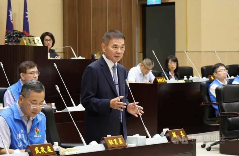 苗栗縣議會第20屆第5次定期會6日開議，針對罷團志工宣傳車在苑裡鎮遭砸車，縣長鍾東錦（前右）表示，現在「大罷免就是一場瘟疫」，搞到全國沒有是非，但他譴責暴力行為，一定要嚴懲   圖：中央社