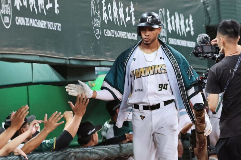 中華職棒台鋼雄鷹隊洋砲魔鷹（Steven Moya）（中）近6戰敲6轟，連2場出賽雙響砲、聯盟史上第7次；6日對味全龍連2打席開轟、貢獻5分打點，個人中職生涯第4次單場雙響砲，獲選MVP。（台鋼雄鷹提供）中央社記者謝靜雯傳真  114年5月6日   