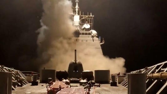 一艘軍艦對葉門胡塞武裝組織發動軍事攻擊後，向一個未公開的地點發射導彈的場景。   圖：翻攝美國中央司令部發布的影片
