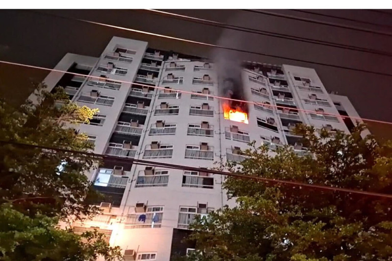 台南市善化區一棟移工宿舍大樓6日深夜發生火警，9樓、10樓處冒出火煙，幸未造成人員傷亡。（讀者提供）中央社記者楊思瑞台南傳真  114年5月7日   