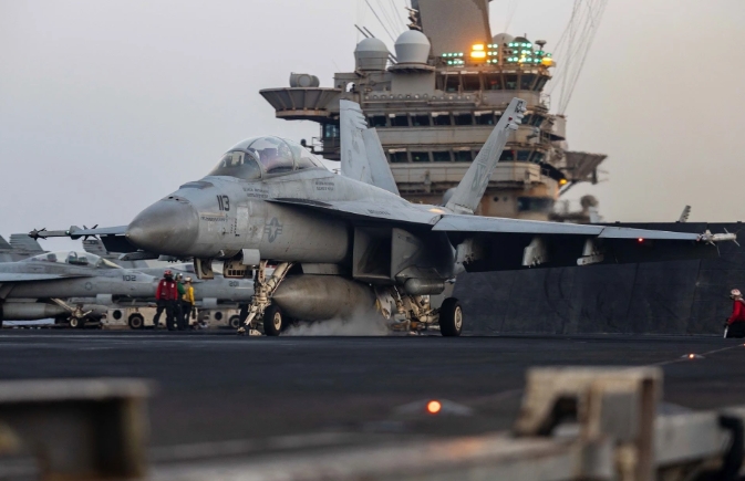 美國一架F/A-18戰機在紅海墜落，2駕駛彈射逃生。(示意圖)   圖 : 翻攝自央視新聞