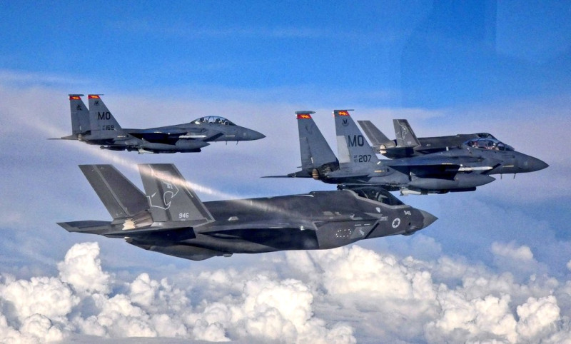 F-35戰機 (前)與護航戰機。 圖 : 翻攝自 X
