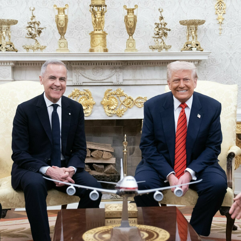 美國總統川普(又)今日在白宮橢圓辦公室會見加拿大總理馬克·卡尼(Mark Carney),雙方互動意外友好,與川普過去數月對加拿大的強硬語氣形成鮮明對比。 圖:翻攝自X帳號@MarkJCarney