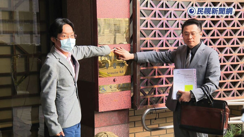 郭明昌（左）指控舊團隊掏空、洗錢，並偕同律師到法院按鈴申告。   圖：（翻攝民視新聞）