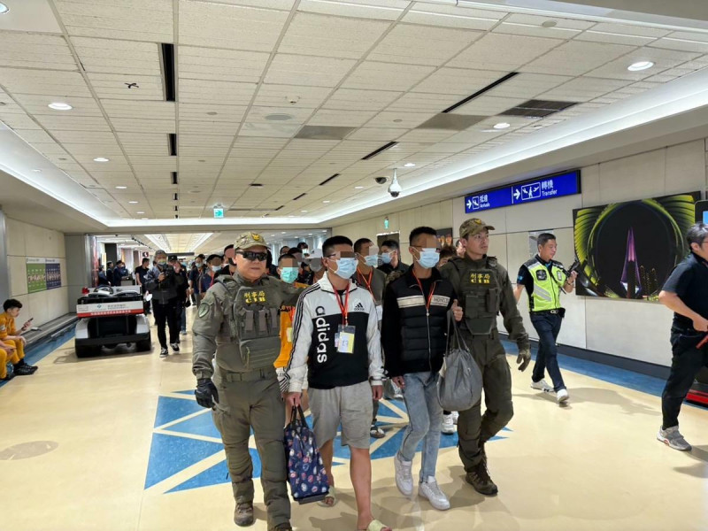 內政部警政署刑事警察局7日宣布，2至5月成功營救55名受困緬甸詐騙園區的國人平安返國。   圖：警政署提供
