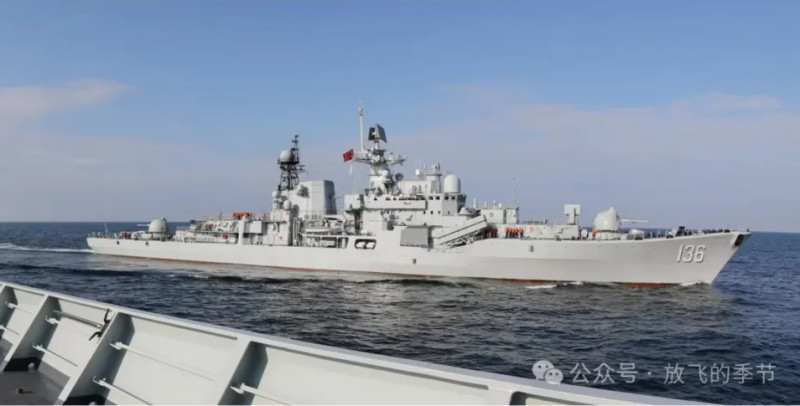 中國解放軍海軍的現代級驅逐艦「杭州號」與江凱-II 級護衛艦「徐州號」日前穿越沖繩本島與宮古島之間的海域，引發日本防衛省關注。圖為杭州號。   圖：翻攝自 騰訊網 國平視野