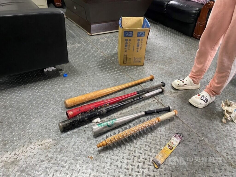 楊姓與彭姓男子113年11月間與4名男子相約交易虛擬貨幣，過程中發生糾紛，楊男夥同共犯等10人拘禁凌虐4名被害人，還強迫彼此性交，全案經檢方偵辦後，日前依組織犯罪防制條例等罪嫌將楊男等10人起訴。圖為警方查扣證物。（翻攝照片）中央社記者蘇木春傳真  114年5月7日   