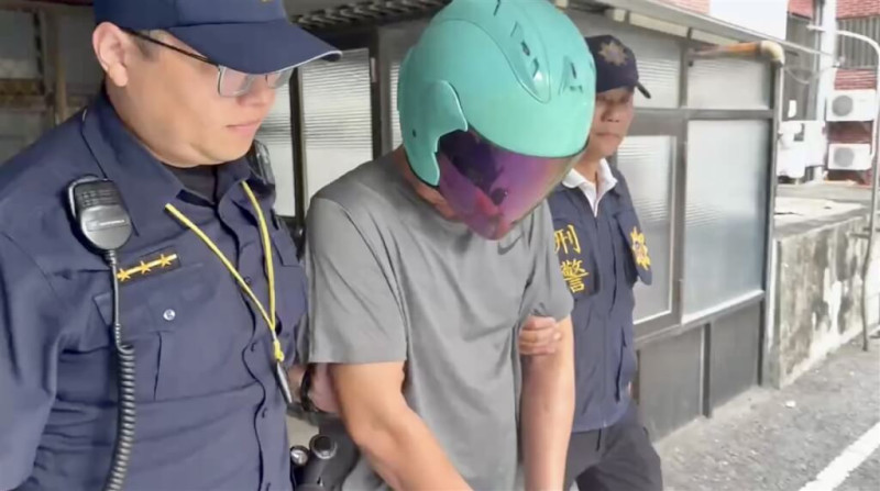 彰化縣蕭姓男子（中）4月22日開車逆向衝撞康橋國際學校單車隊，導致7名學生受傷，4月23日被彰化縣警察局北斗分局依過失傷害等罪嫌移送彰化地方檢察署。（民眾提供）   