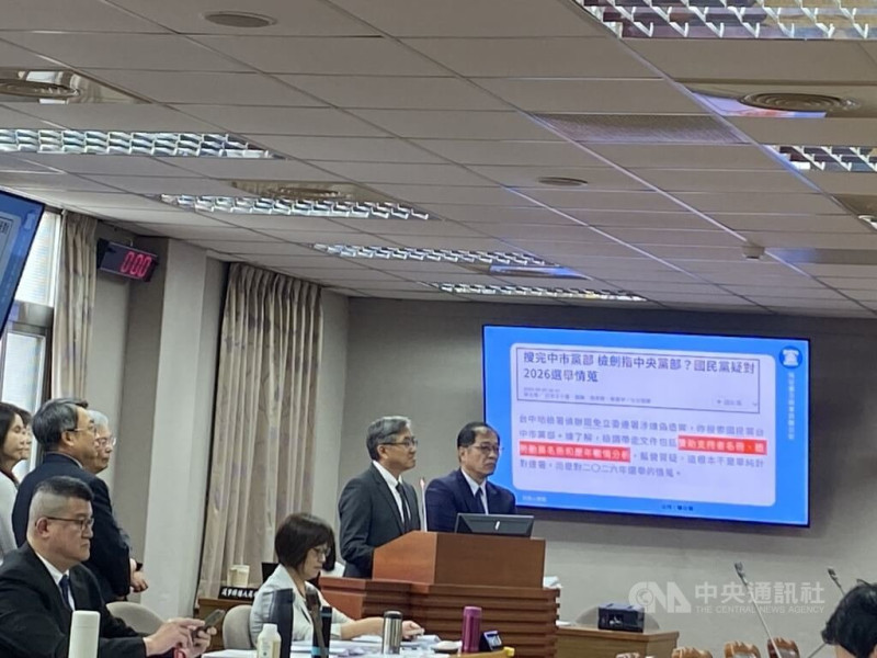 國民黨立委7日質詢指出，檢調偵辦藍營罷免連署，搜索與扣押證物多有爭議，甚至給予選舉查察核分，辦案涉濫權。法務部長鄭銘謙（後右）指出，過程均依法行政、公正執法。中央社記者黃麗芸攝  114年5月7日   