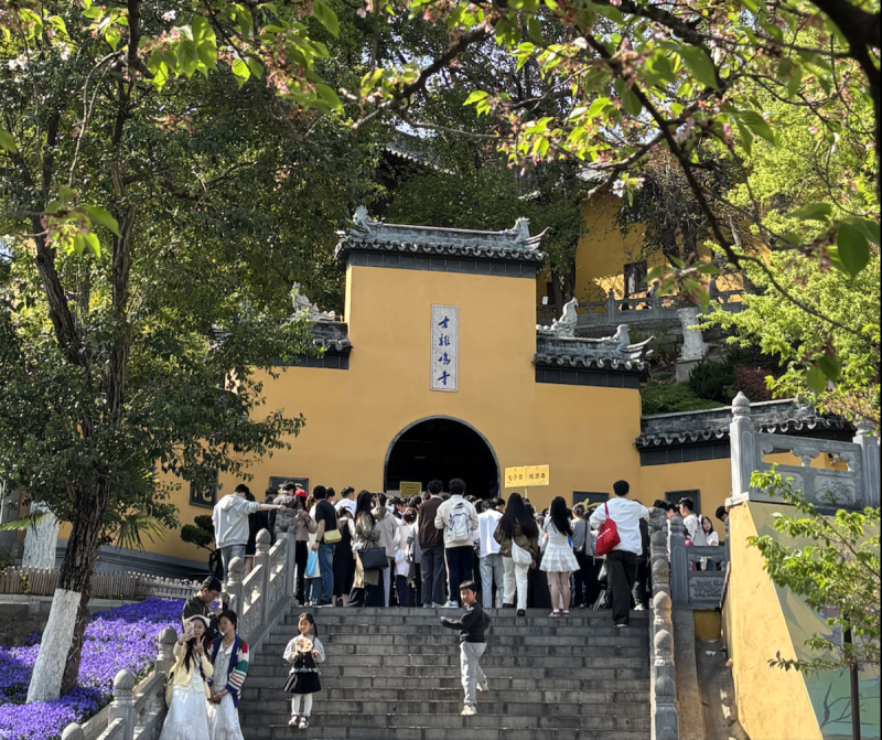 一名大學生「恬小田」更進一步挑戰 3 天內走訪南京與徐州兩座城市,期間搭乘長達 16 小時的硬座與無座列車。(圖為南京古雞鳴寺) 程欣瑩 拍攝