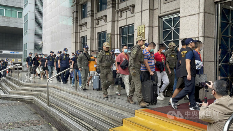 緬甸詐騙園區自2月起陸續釋放多國人口販運受害者。刑事局派員7日接返55名台人，共計4女、51男，待筆錄完成後將陸續移送北檢及士檢。（翻攝照片）中央社記者黃麗芸傳真  114年5月7日   