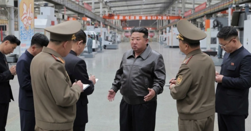 北韓最高領導人金正恩近日視察多家軍工及機械工廠，並下令大幅提升砲彈等軍備產能，強調這是「提升武裝力量戰鬥效率的關鍵手段」。   翻攝自 騰訊網