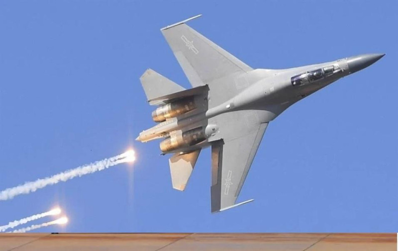 美國與菲律賓近期舉辦「肩並肩 2025 」聯合軍演,甚至組成機隊飛往黃岩島海域,與中國解放軍殲-16 戰機對峙。 圖:翻攝自 騰訊網 鼎盛軍事
