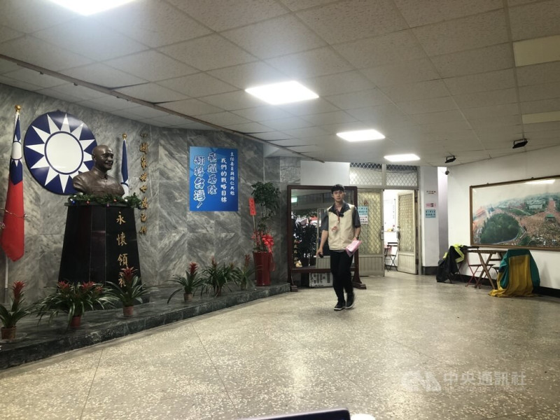 基隆地檢署偵辦不實連署案，7日指揮基隆市調查站調查官再度搜索國民黨基隆市黨部，截至下午5時仍在執行中。中央社記者王朝鈺攝  114年5月7日   