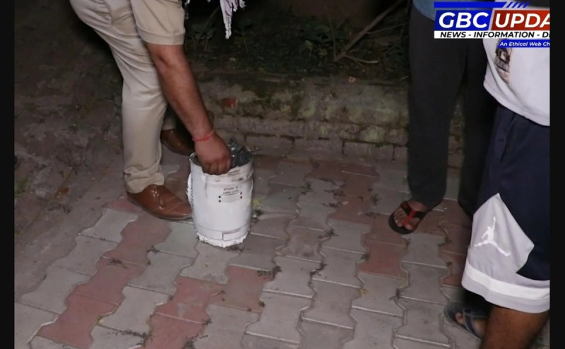 印度旁遮普邦霍希亞普爾（Hoshiarpur）發現疑似中國製霹靂-15（PL-15）遠程空對空導彈殘骸。   圖：社群媒體上發布的影片截圖
