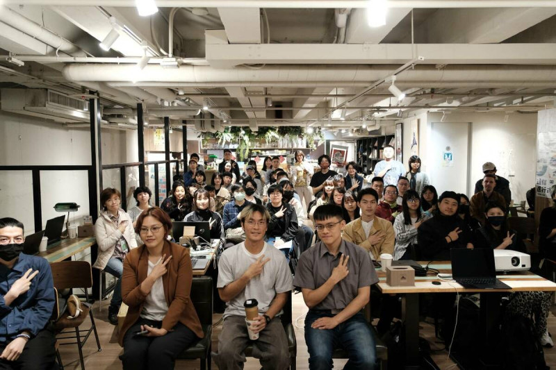 Y’s Day「週三青年日」7日晚上舉辦第104場「在飛彈掉下來和沒掉下來的時候：聽聽烏克蘭街訪，聊聊台灣」，前排由左至右依序為郭玫岑、劉致昕、陳方隅。   圖：Y’s Day「週三青年日」提供