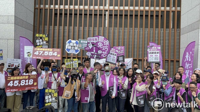 罷免國民黨立委徐巧芯的民團「剷除黑芯」8日赴選委會遞交40,1201份連署書，達成率為175%。   圖：金大鈞／攝