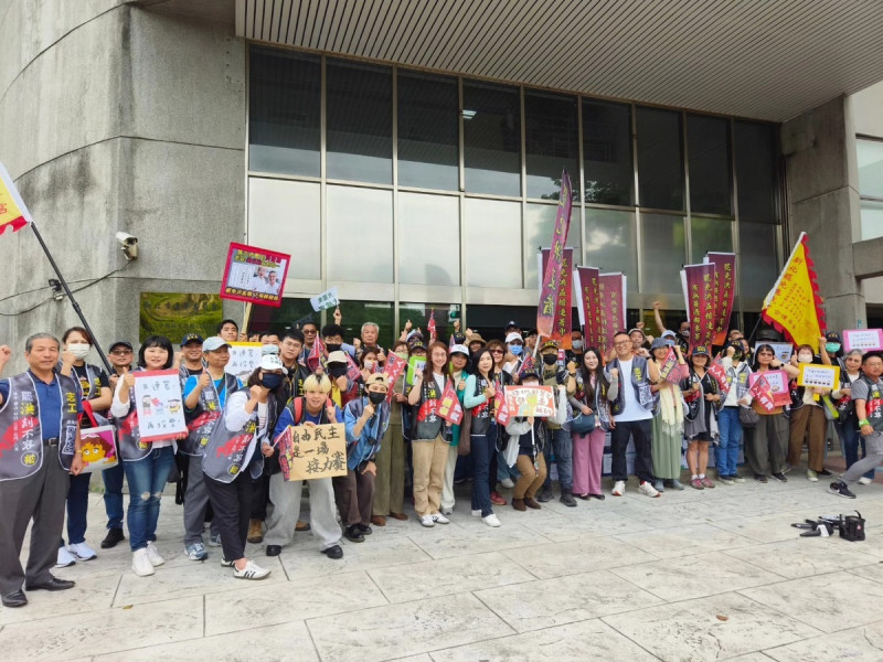 「刻不容楷」領銜人阿翔表示，洪孟楷是全國第一高票當選，所以他值得全國第一多連署書。今天提交54888份連署書，超過法定門檻安全門檻 142%。   圖：取自「罷洪！！刻不容楷」臉書