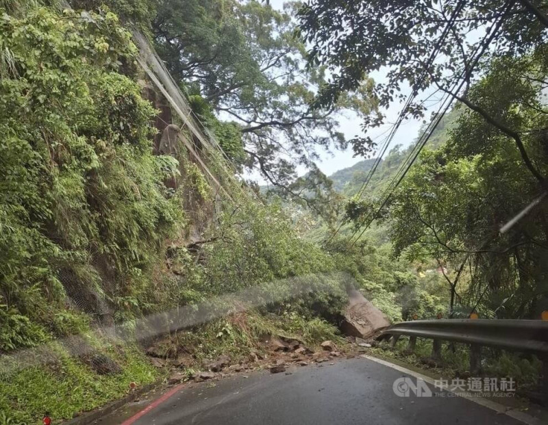 新北市三峽區北111縣道2.5至3公里處8日清晨發生土石崩落，土石堆滿車道，還砸毀一旁的護欄，導致雙向無法通行，警方呼籲民眾改道。（翻攝照片）中央社記者趙敏雅傳真  114年5月8日   